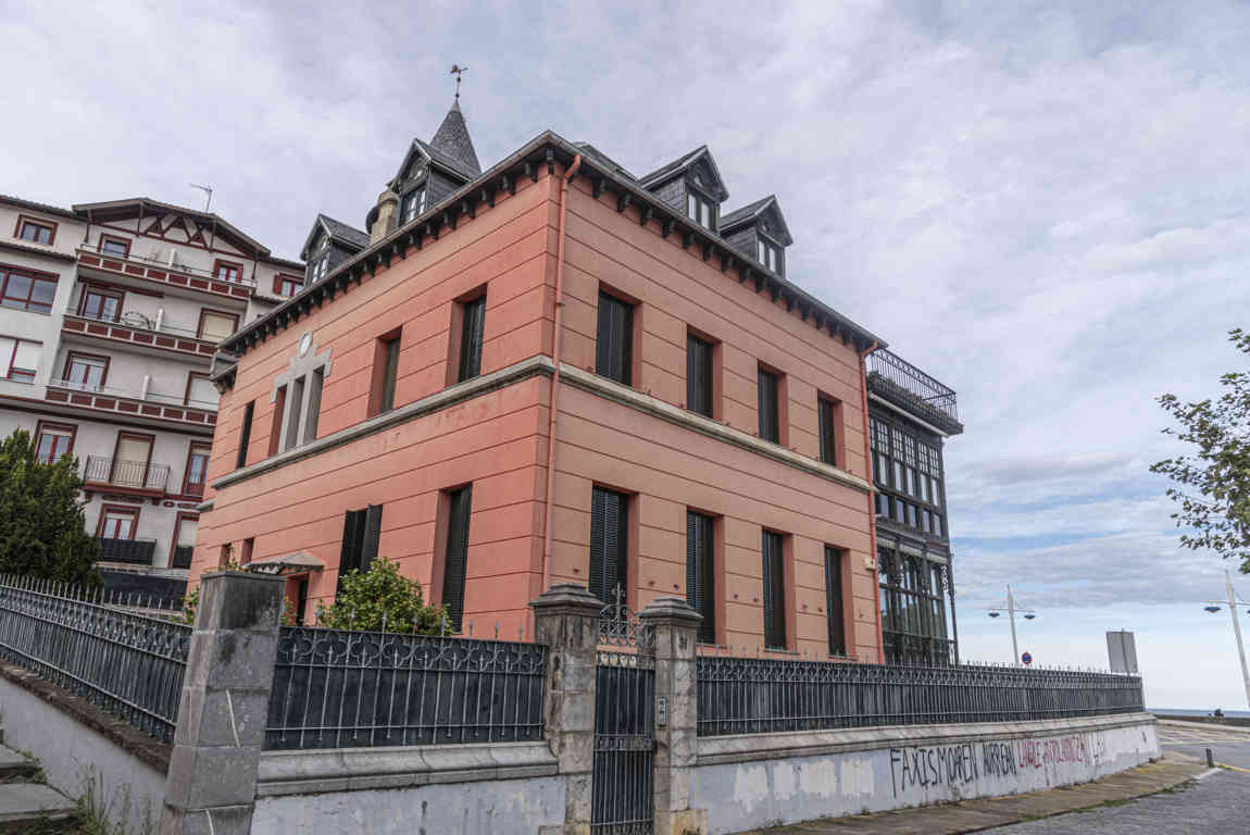 Vizcaya - Lequeitio 16 - palacio Kurutzlde.jpg